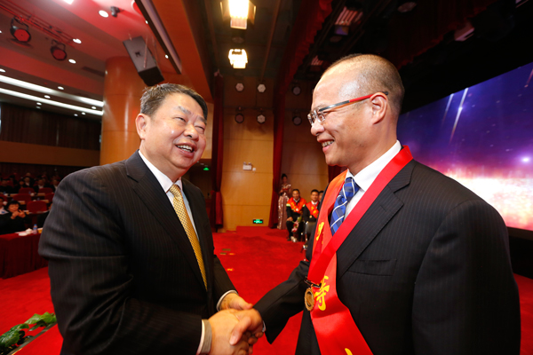 4118云顶集团矿业举行颁奖仪式 表扬2018年度先进整体和小我私家