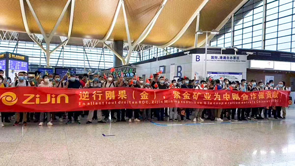 4118云顶集团矿业首趟“点对点”包机护送员工赴刚返岗